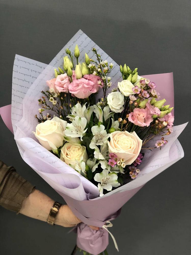 Букет цветов из: Альстромерии, Розы и Лизиантусы в Карагаче