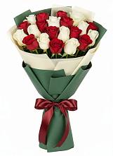 Букет Микс из красных и белых роз в Карагаче