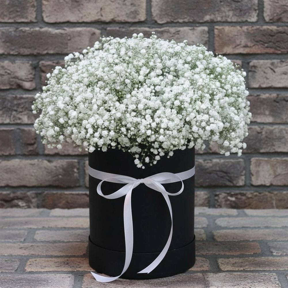 Цветочная композиция из Гипсофила в шляпной коробке в Карагаче