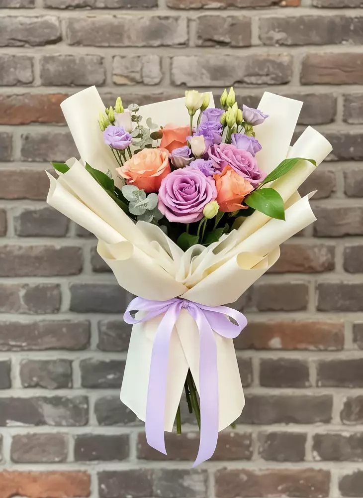 Букет цветов из: Лизиантусы и Розы в Карагаче