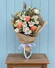 Букет цветов из:  Альстромерии, Лизиантусы, Розы и Хризантемы #REPLACE_PRED# Карагаче