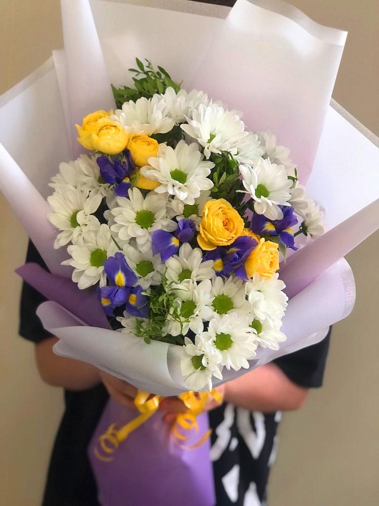 Букет цветов из: Ирисы, Хризантемы и Розы в Карагаче