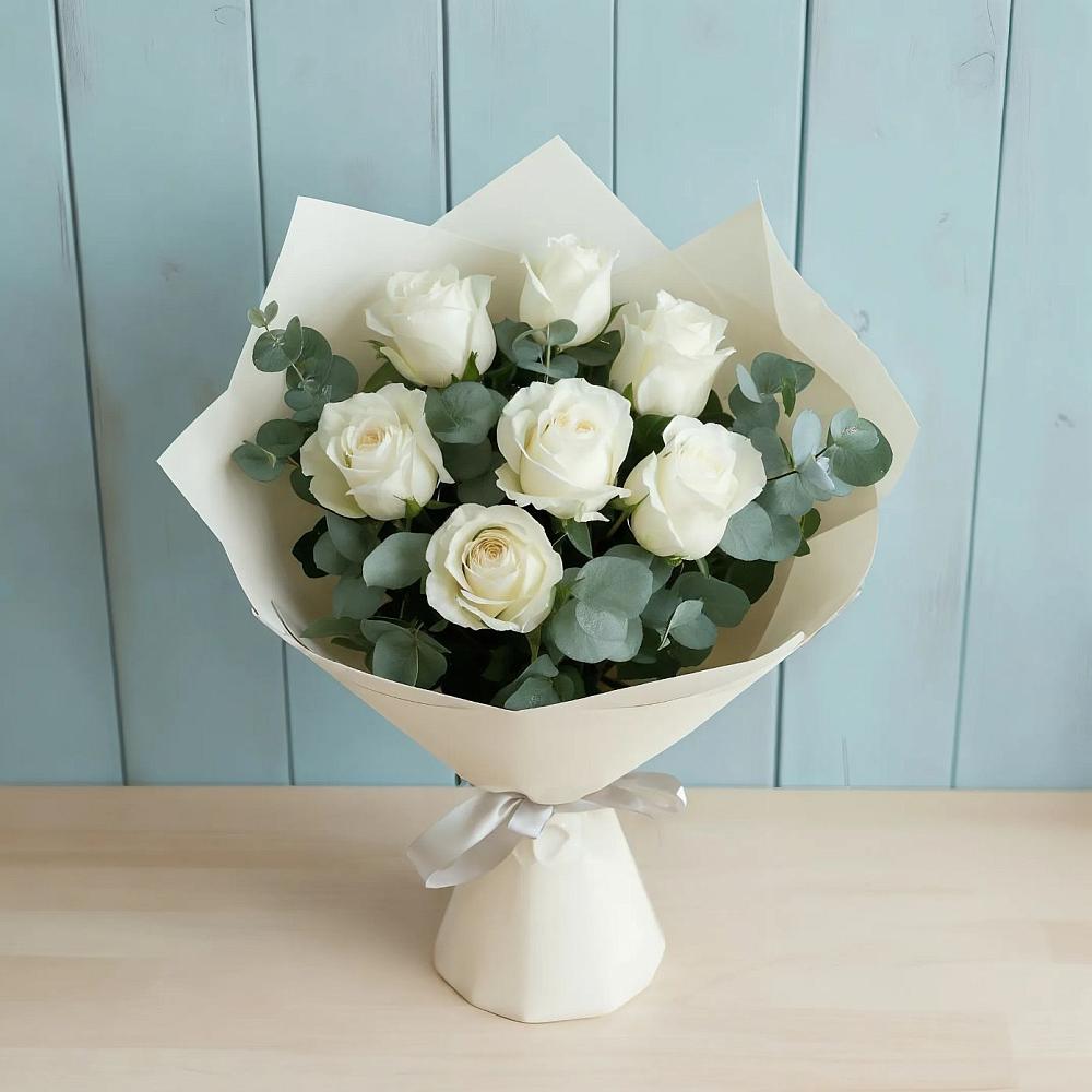 Букет Белые розы в Эвкалипте в Карагаче