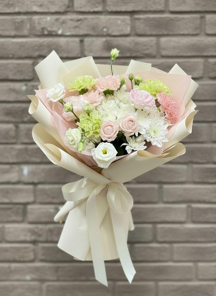 Букет цветов из: Гвоздики, Розы, Лизиантусы и Хризантемы в Карагаче