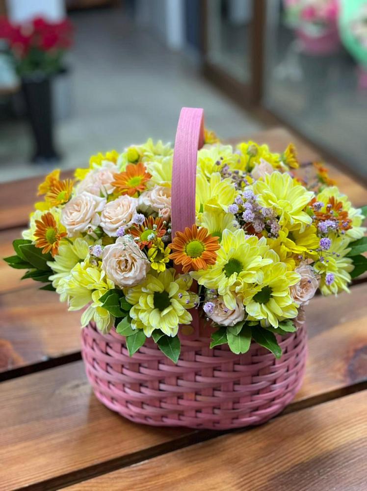 Цветочная композиция из Хризантемы и Розы в корзине в Карагаче