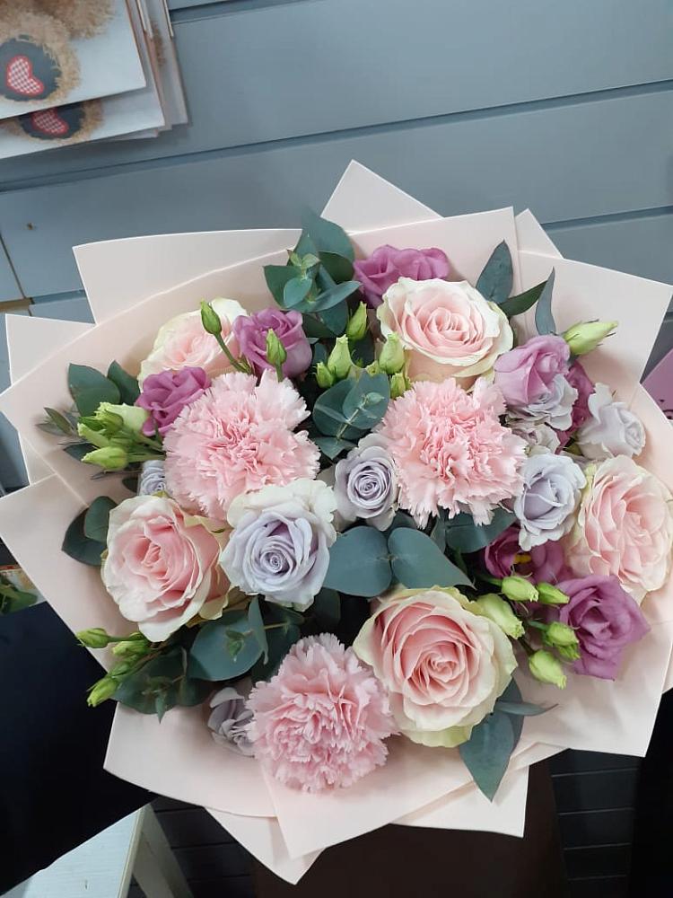 Букет цветов из: Розы, Гвоздики и Лизиантусы в Карагаче