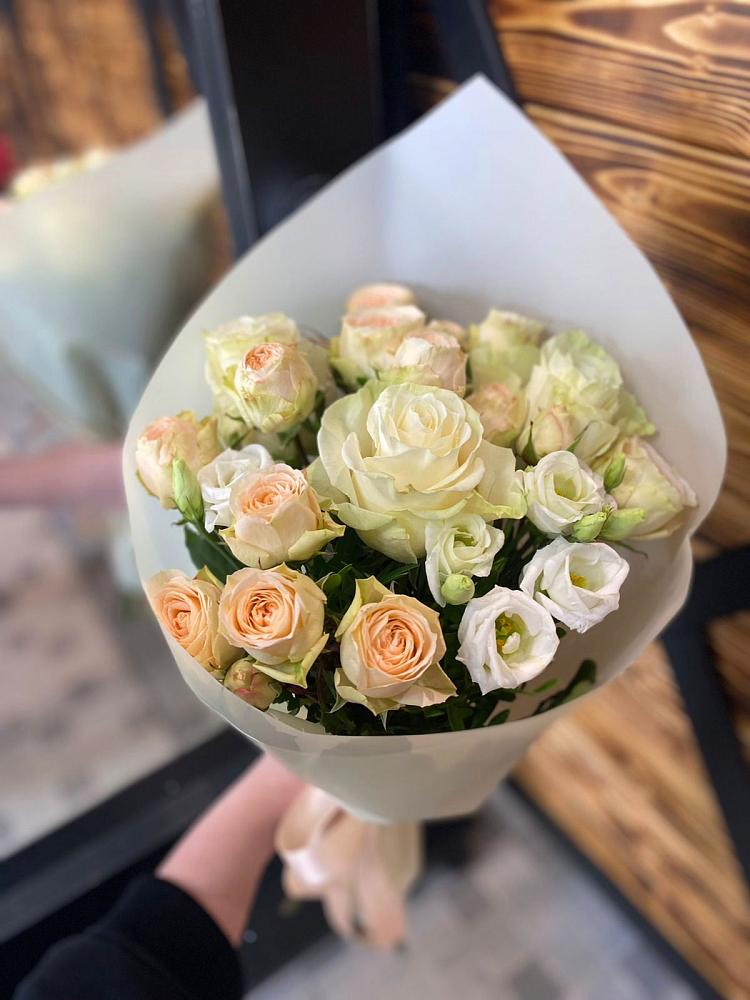 Букет цветов из: Розы и Лизиантусы в Карагаче